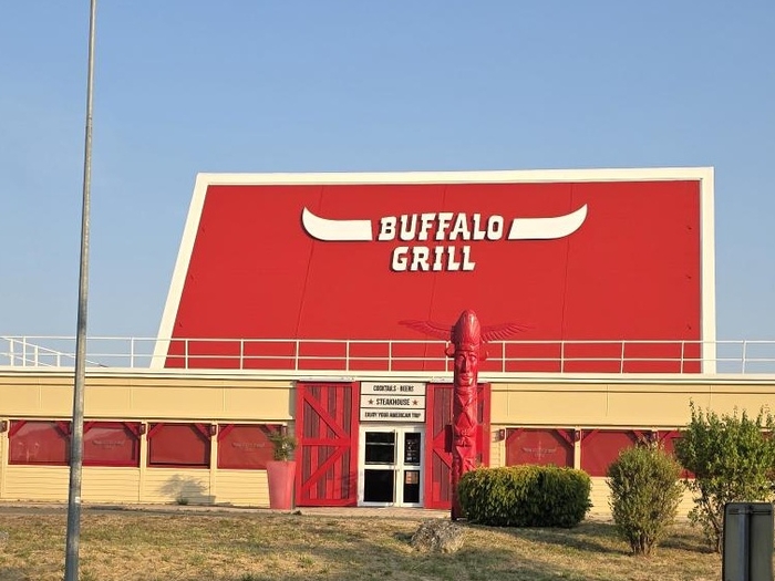 Façade buffalo